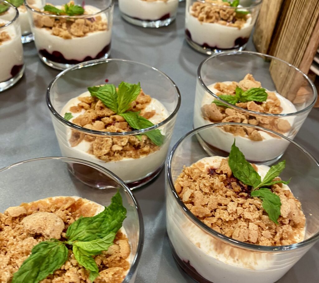 Live-Cooking Messe Berlin: Frisch zubereitetes Gericht am Messestand von Mevess