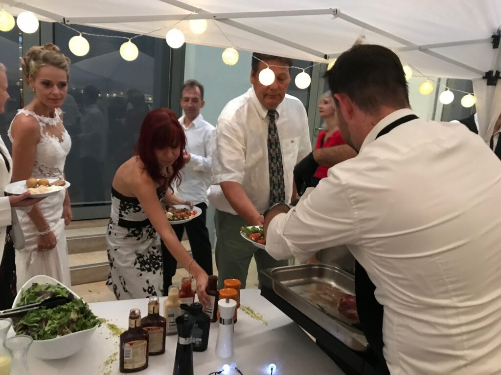 Essensausgabe bei einer Hochzeit – Mevess Team serviert hochwertiges Hochzeitscatering an Gäste