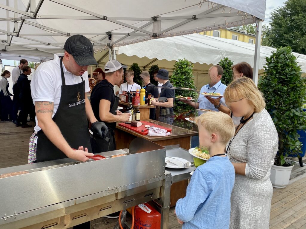 Mediterranes Live-Cooking Berlin – Mevess Kochstation beim Event