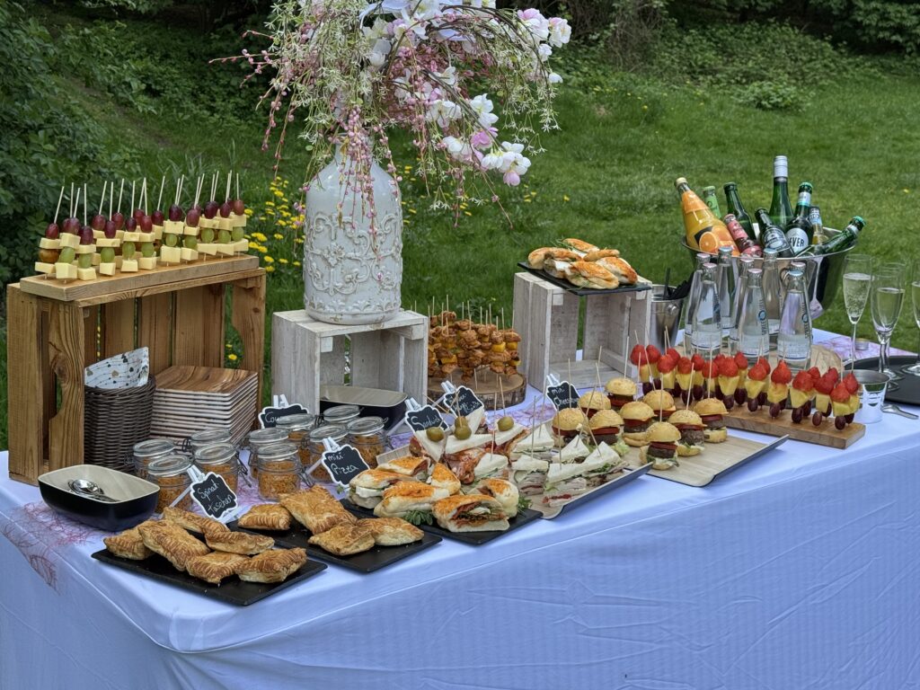 Live Cooking Station bei nachhaltiger Hochzeit im Freien